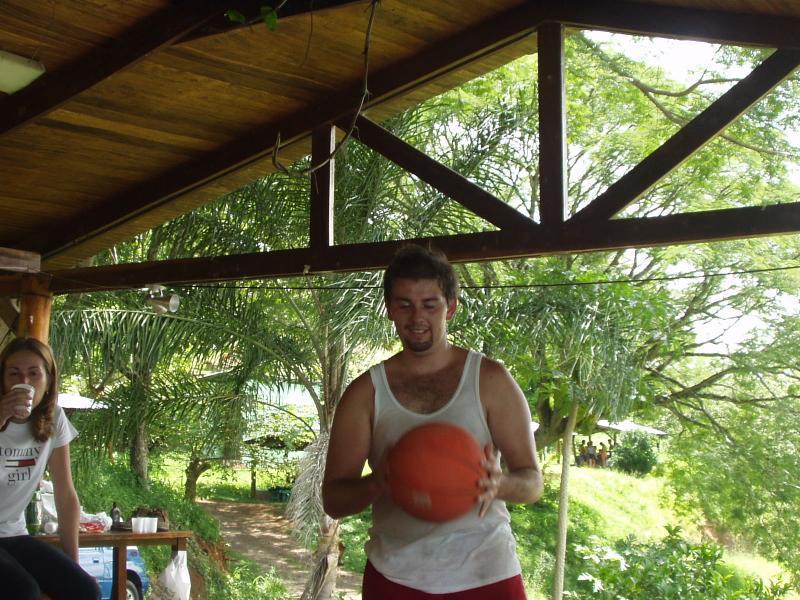 ... la bola y John...