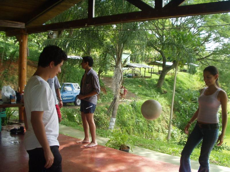 Rafa y Ethel y la bola de ftbol.