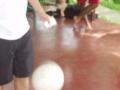La bola de ftbol. O el piso. Quien sabe...