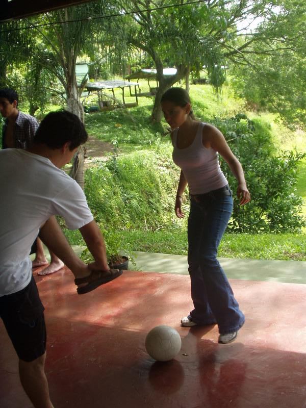 Ethel se dispone a dar una leccin de ftbol.