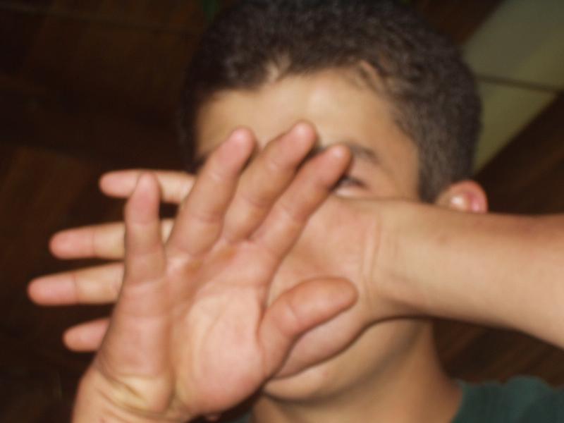 Erick oculta la verdad detrs del rostro...
