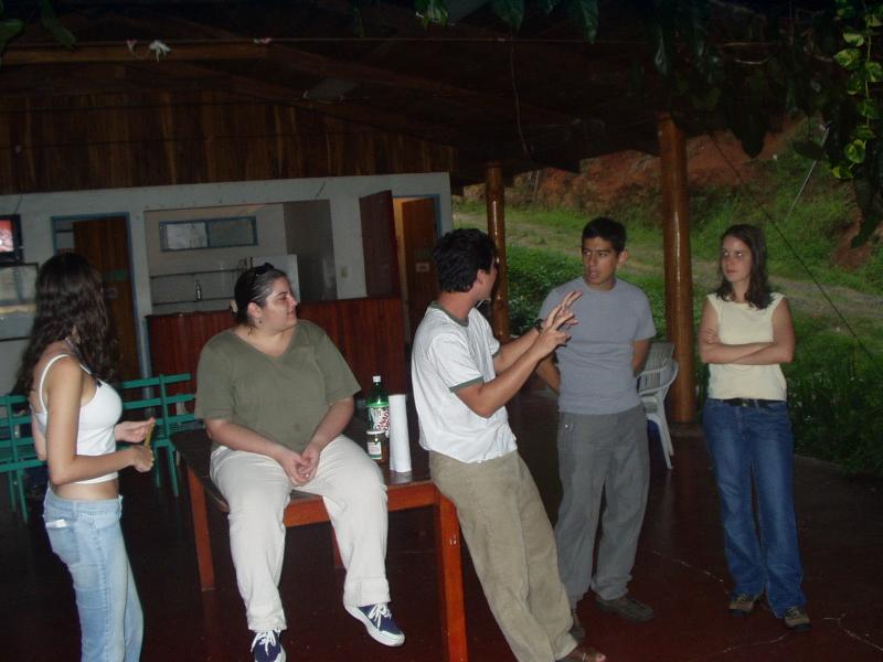 Rafael explica sus teoras y todos escuchan.