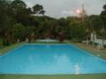 La piscina. El atardecer. Todo fue llano...