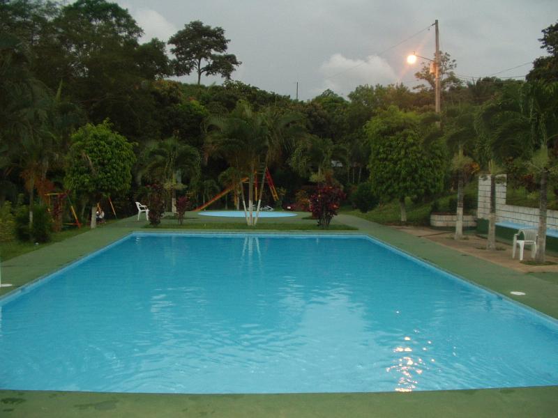 La piscina. El atardecer. Todo fue llano...