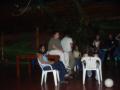 Cae la tarde. La gente descansa...
