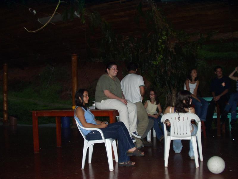 Cae la tarde. La gente descansa...