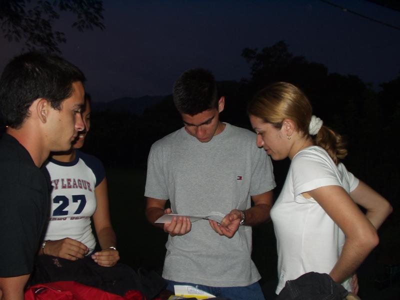 Julio, Andrea, Giancarlo y Mariela viendo fotos.
