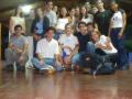 Foto de grupo. Lstima la luz fluorescente.