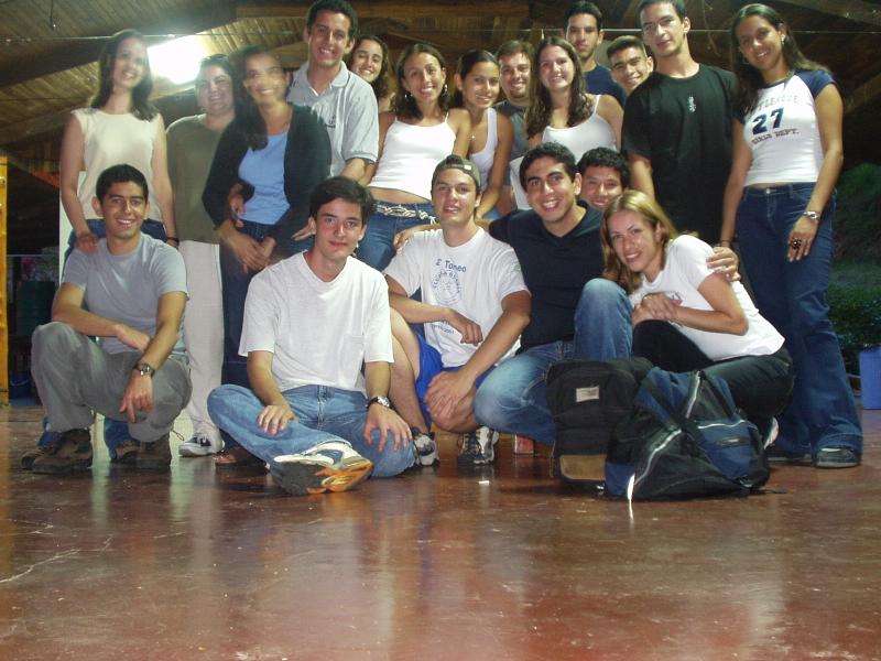 Foto de grupo. Lstima la luz fluorescente.