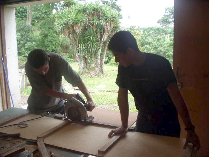Rigo y Alexis con la sierra