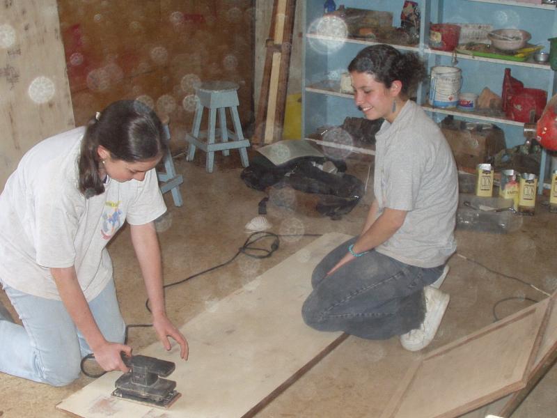 Mitchelle y Karina trabajando. Qu milagro... :)