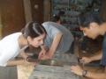 Mary Anne y Aleks preparan la sierra de mesa. Rigo se esconde.