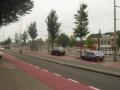 Vista de Phoenixstraat, ojo carriles solo para bicis, y paradas de tranva