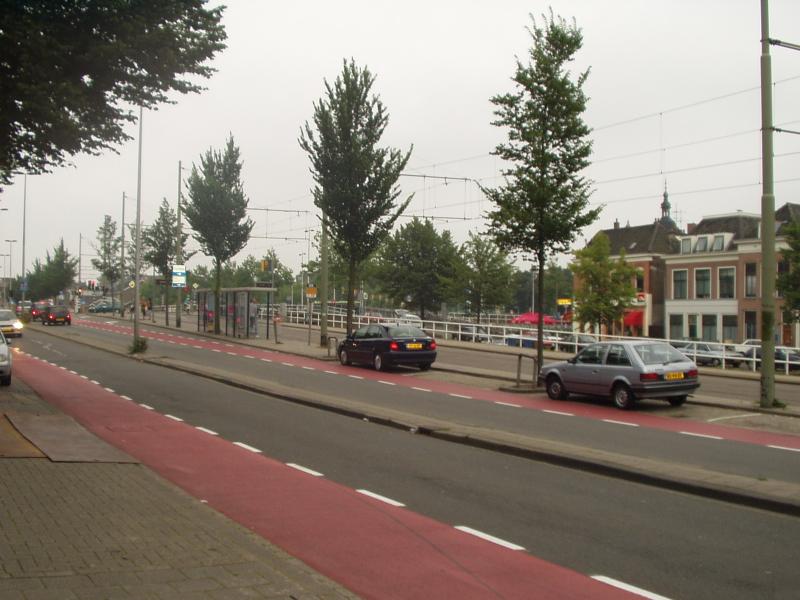 Vista de Phoenixstraat, ojo carriles solo para bicis, y paradas de tranva