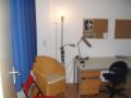 Vista de mi cuarto desde la puerta (01/08/2002). Escritorio, pizarras, sillas y lmparas.