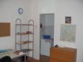 Biblioteca, cocina, reloj, ropero.