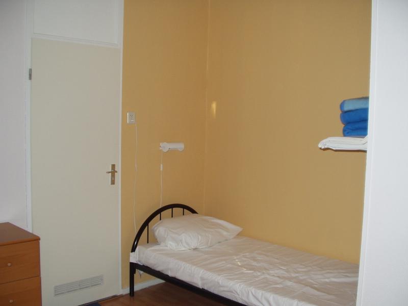 Mi cama y puerta del bao.