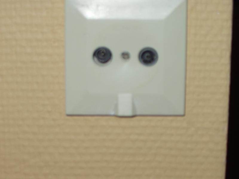 Ah, se me olvidaba: antena de TV y de radio. Ahhh, la civilizacin...