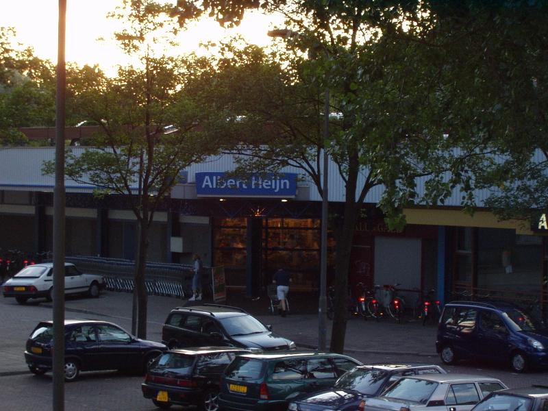 "Albert Heijn", el super ms cercano; pero me recomendaron mejor cruzar la calle hasta el Konmar en el centro comercial