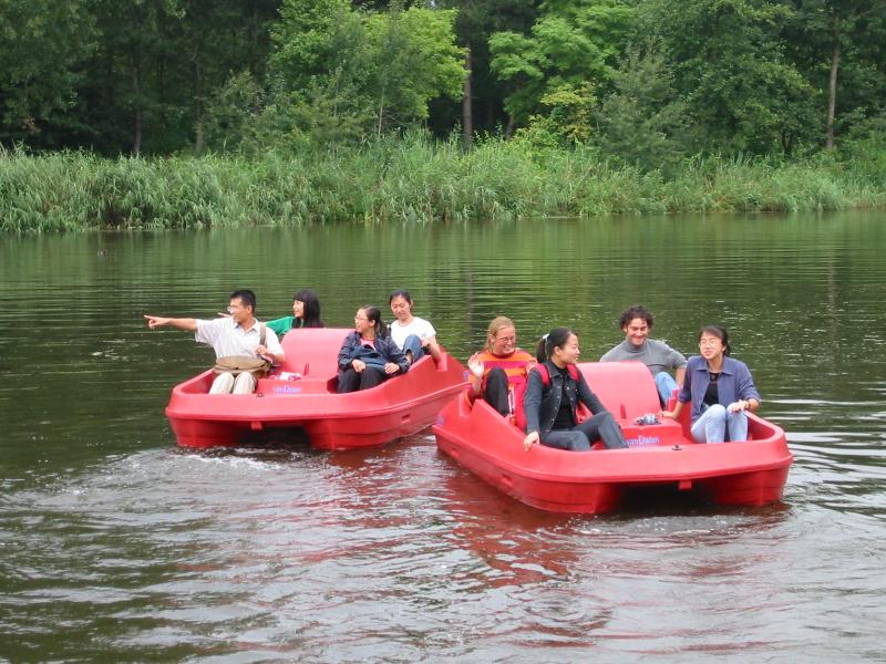 Gente en los botes de pedal.