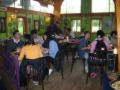 Gente almorzando.