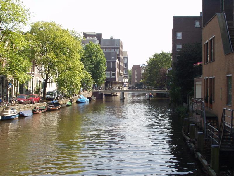 There are over 100 km. in canals and more than 1000 bridges.
