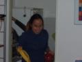 Abi toda feliz atendiendo a los comensales.