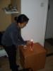 Andrea prende las candelas.