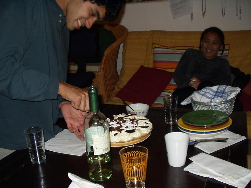 Parag parte el queque; Andrea no aguanta la risa.