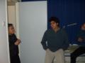 Andrea y Elizabeth ponindole atencin a Parag.