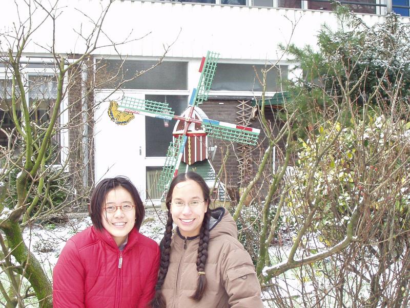 Hsiu Yen and Elizabeth outside RolandHolstlaan.