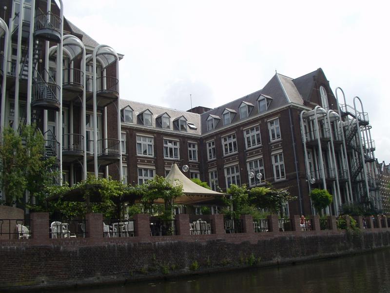 Edificio de apartamentos junto al canal.