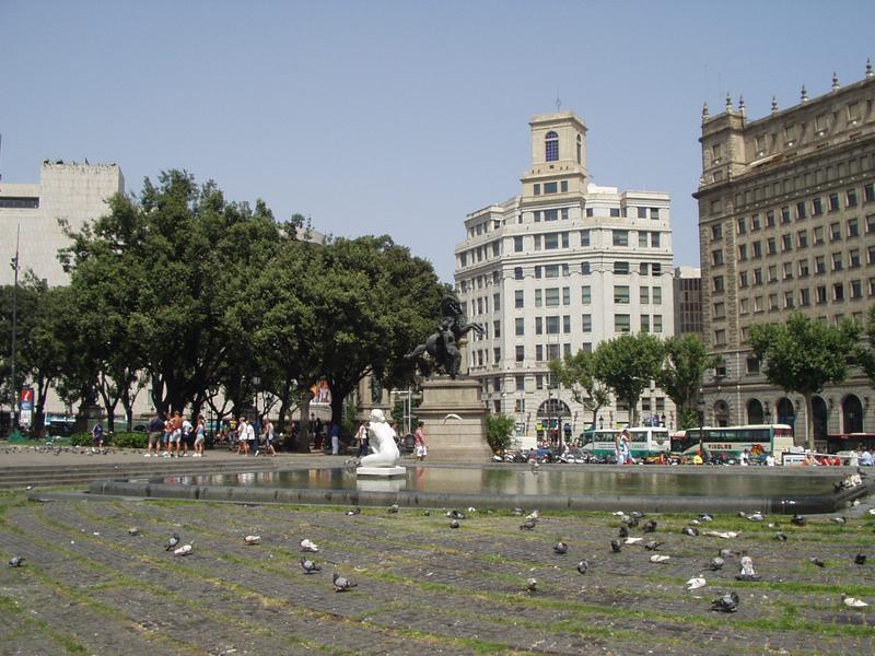 Una fuente apagada.