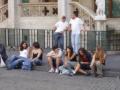 Turistas descansando de tanto caminar