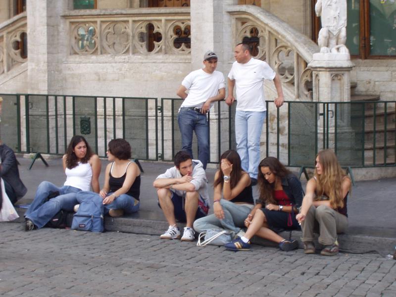 Turistas descansando de tanto caminar