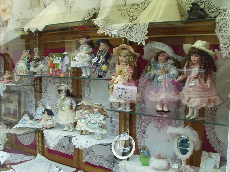 Muecas tradicionales y piezas de encaje.