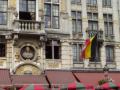 Detalle de edificio y bandera de Blgica.