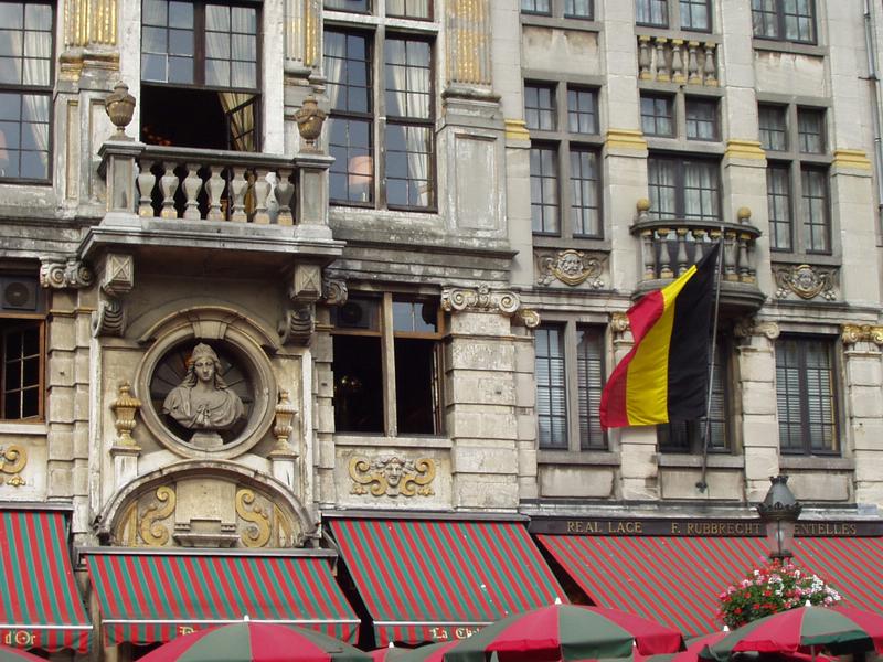 Detalle de edificio y bandera de Blgica.