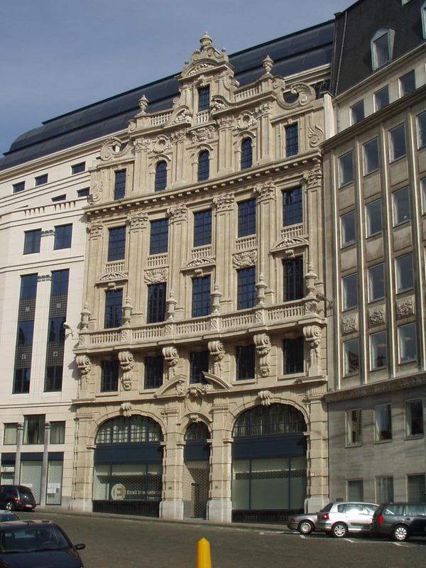 Otro edificio en media calle.