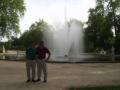 Mi pap y yo en los jardines del palacio real.