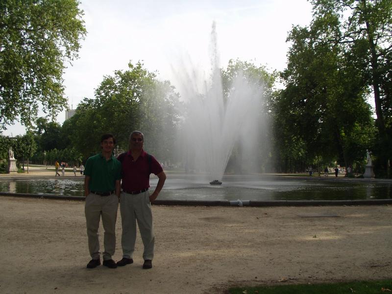 Mi pap y yo en los jardines del palacio real.