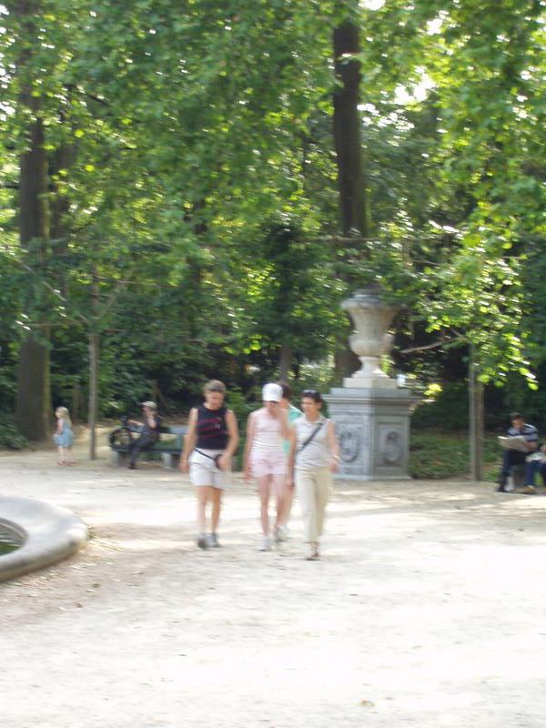 Otros turistas en el mismo jardn.