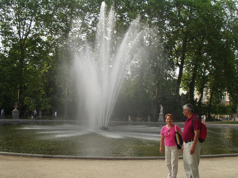 Mis paps y la fuente de los jardines.