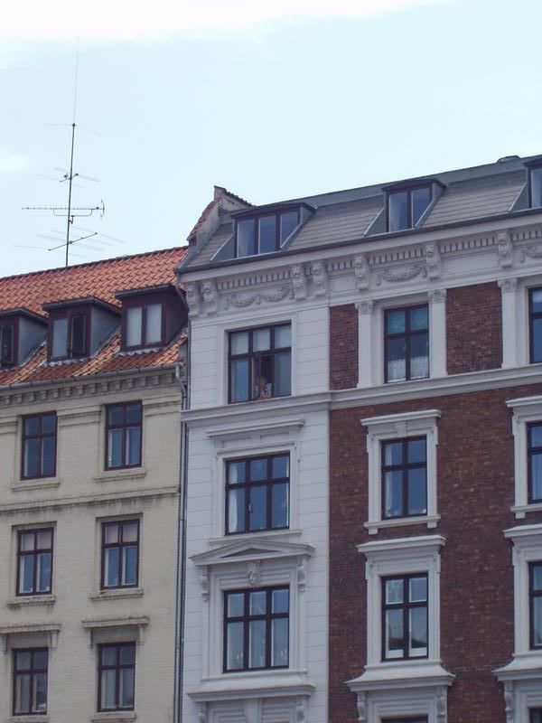This person takes a look at the business down in Nyhavn