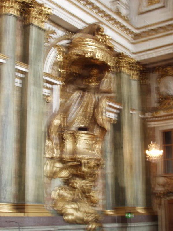 The pulpit (or an attempt of taking its picture)