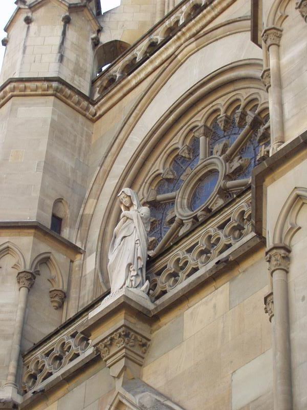 Estatua en la Iglesia.