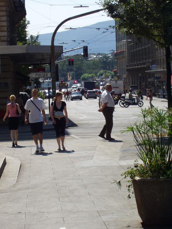 Turistas cruzando la calle.
