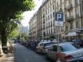 Vista de una calle junto al lago.