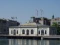 Edificio en medio lago.