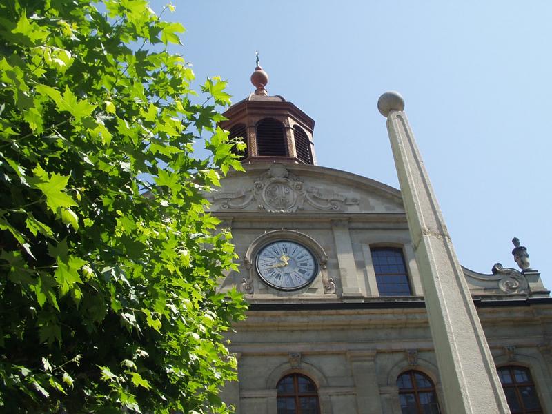 Edificio en la plaza.